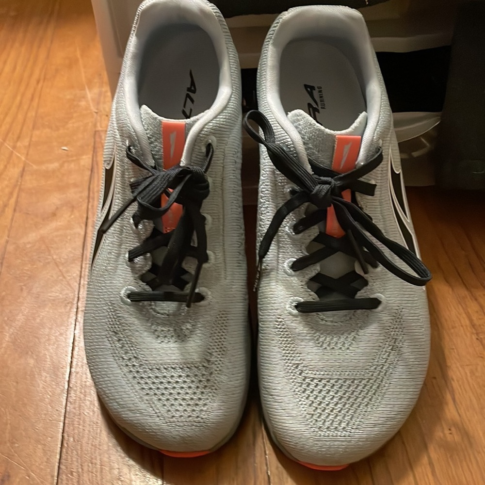 Women’s Escalante 2.5  size 8.5 Altra Running Ego gray